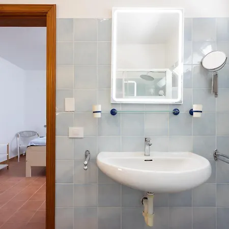 Luxury Oceanfront In - Next To דירה